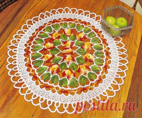 КРУГЛАЯ ЦВЕТНАЯ САЛФЕТКА С ЦВЕТОЧКАМИ И ЛИСТОЧКАМИ.