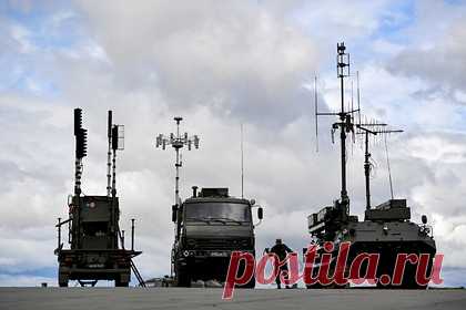 В России на учениях применили «Житель» против дронов. Подразделения Южного военного округа применили станции помех для противодействия беспилотникам на учениях, сообщили в пресс-службе ЮВО. Подразделение радиоэлектронной борьбы задействовало комплексы «Борисоглебск-2» и «Житель» для блокирования навигации и выведения из строя дронов.
