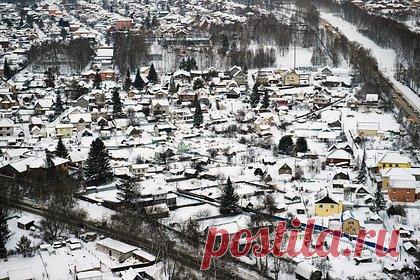Дачникам назвали способы задержать снег на участке. Дачникам известно, что снег служит дополнительной защитой для растений в зимние холода. Задержать снег и регулировать снеготаяние помогут ветрозащитные заслоны, плетни из ивовых прутьев и автомобильные покрышки. В снегозадержании полезны также строительные сетки и ветки ели или сосны.