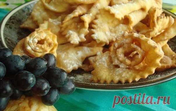 Вкусный хворост, тающий во рту

Всем хозяйкам на заметку — традиционный узбекский вкусный хворост, тающий во рту! Для праздничного стола или просто на полдник этот простой восточный десерт подходит идеально! Смотрите, как готовить.

Ингредиенты:
Яйца — 2 Штуки
Сахар — 4 Ст. ложки
Молоко — 100 Грамм
Масло сливочное — 2 Ст. ложки
Мука — 400 Грамм
Растительное масло — 1 Стакан

Подготовьте ингредиенты.
Смешайте муку с яйцами.
Растопите сливочное масло и растворите в нем сахар...