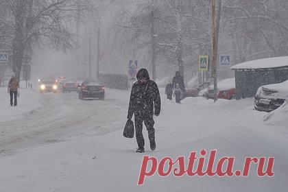 В российском городе глыба льда рухнула на новорожденного ребенка. В Мурине Ленинградской области ледяная глыба рухнула на голову новорожденного ребенка. Инцидент произошел на Петровском бульваре еще 10 января, однако о нем стало известно лишь на следующий день. В результате падения глыбы льда с крыши пострадала новорожденная девочка — она получила ушиб мягких тканей головы.
