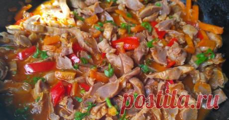 Гуляш из куриных желудков. Гуляш из куриных желудков, по сезону дополненный овощами -- блюдо легкое, сытное и при этом бюджетное и вкусное!