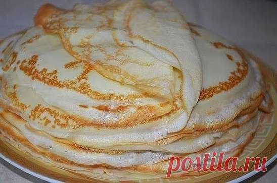 7 РЕЦЕПТОВ ДОМАШНИХ БЛИНОВ 
1) БЛИНЫ НА КЕФИРЕ 
ИНГРЕДИЕНТЫ:
мука 1 ст.
кефир 1 ст.
кипяток 1 ст.
яйцо 2 шт.
сахар 1,5-2 ст.л.
сода 0,5 ч.л.
растительное масло 2 ст.л.
соль 0,5 ч.л.
ПРИГОТОВЛЕНИЕ:
Яйца взбиваем с солью. Добавляем кипяток, не прекращая взбивать. Вливаем кефир. Просеянную муку смешиваем с содой. Добавляем к нашей жидкости, кладем сахар, растительное масло. Все хорошо перемешиваем, чтобы не было комочков.Оставляем тесто на 10 мин.Печем на сковородке смазанной маслом до румяности