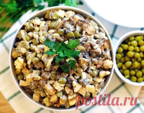 Салат с копченой курицей и грибами🍗