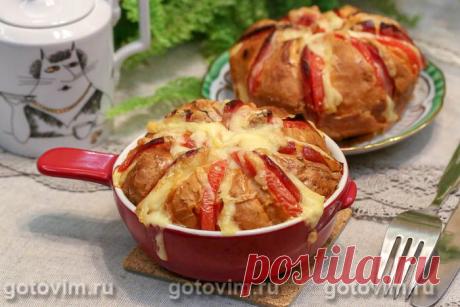 Булочки, фаршированные сыром и колбасой. Рецепт с фото Купила готовые булочки по 5 рублей за штуку, и сделала из них порционные пироги на миллион. Ну ладно, подешевле вышли, но вкус отличный. Сыр в начинке расплавился и подружился с копченой колбасой, помидоры дали сок, и он, вместе с яичной заливкой, сделал хлебный мякиш сочным. Можно было предварительно смазать срезы смесью сливочного масла с чесноком, но сделаю так в следующий раз.



