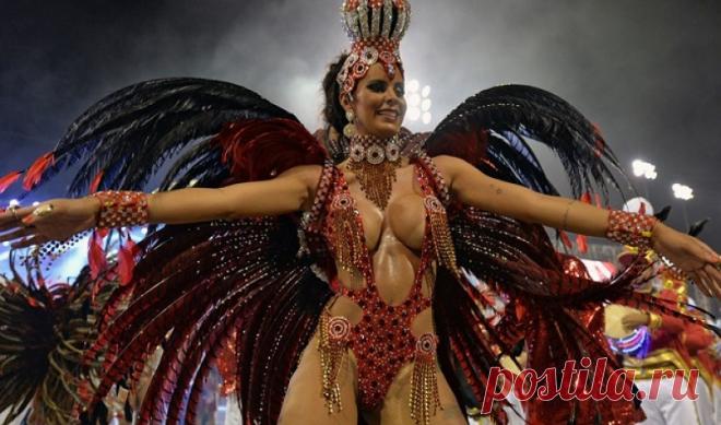 Невероятные костюмы танцовщиц самбы в Рио