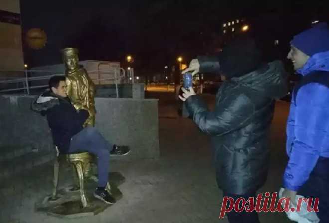 Скульптуру Остапа Бендера установили в центре Жодино | Культура