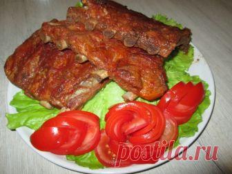 Предлагаю рецепт приготовления свиных ребрышек в домашних условиях.
Спешите, пока цена за 1 кг = 205 руб.
На 2 небольшие ленты ( у меня 1,8 кг) понадобится:
Приправа для шашлыка - 1 ст.л
Аджика острая - 1 ст.л.
Томатная паста - 2 ст.л.
Чеснок сушеный - 2 ч.л. или свежий ( дольки) - 30г
Соевый соус - 50 мл
Соль - 1 ч.л. ( учитываем, что соевый соус соленый)
Вода - 200мл (разделить по 100 мл в каждый рукав )
Рукав для запекания.
Итак, каждую ленту делим на 2 части. В отдельн...