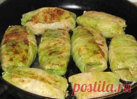 МЯСНЫЕ ГОЛУБЦЫ 
Ничего сложного, но получается очень вкусно 

ИНГРЕДИЕНТЫ:
● 1 вилок капусты
● 800 г. фарша (лучше ассорти)
● 1 стакан отваренного до полуготовности риса
● 1 — 2 луковицы
● 1 — 2 моркови
● 1 яйцо
● соль
● перец
● специи по желанию

Для заливки:
● 100 г. сметаны
● 100 г. томатного соуса
● соль
● специи по желанию

ПРИГОТОВЛЕНИЕ:
С капусты аккуратно поснимать листья, если плохо снимаются, то можно предварительно заморозить, а когда оттает, то листочки будут с...