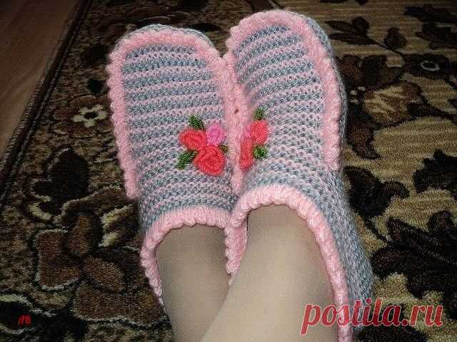 Милые тапочки, вязаные спицами