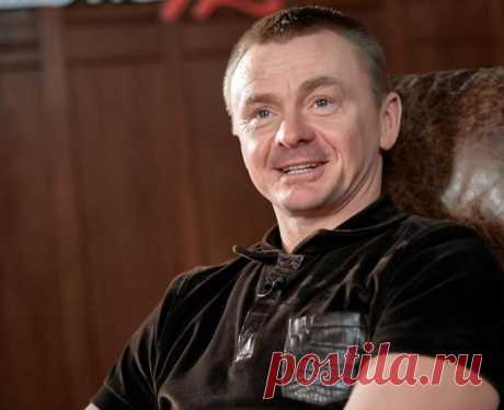 Псих из &quot;Физрука&quot; показал каким был в детстве: архивное семейное фото актера Владимира Сычева