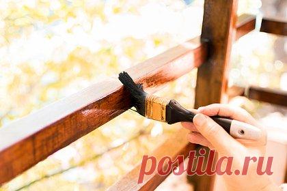 К обшарпанному дому в российском городе приделали радужные перила. К обшарпанному жилому дому в Смоленске после жалобы жительницы российского города приделали радужные перила и пандус. Крыльцо постройки находится в плохом состоянии: краска осыпалась в нескольких местах, появилось несколько трещин и граффити. Одна из собственниц обратилась к депутату областной Думы.