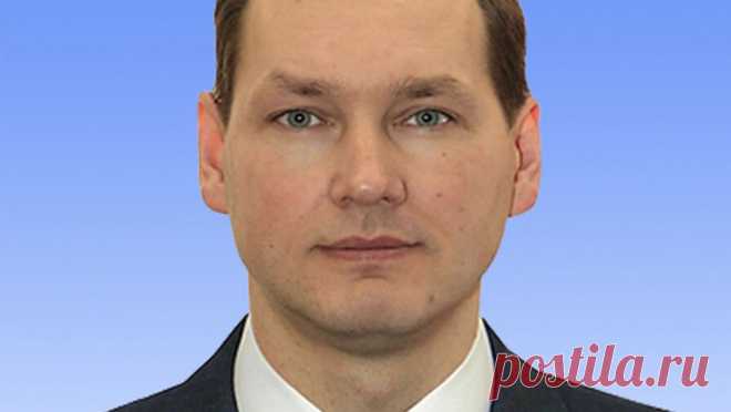 Замглавы МЧС Татарстана приговорили к 4,5 года колонии за мошенничество. Советский районный суд Казани приговорил к 4,5 года колонии общего режима замминистра по делам гражданской обороны и чрезвычайным ситуациям Татарстана Олега Степущенко, его признали виновным в мошенничестве на 1,3 млн рублей и ...