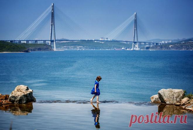 Девочка на дне открытия набережной ДВФУ на острове Русский, Владивсоток. Фото:  © АСЯ ОРЛОВА.  Читать дальше: http://www.nat-geo.ru/photoclub/46315-gulyat-po-vode/#ixzz3X2x1mpIx  / Гулять по воде | National Geographic Россия