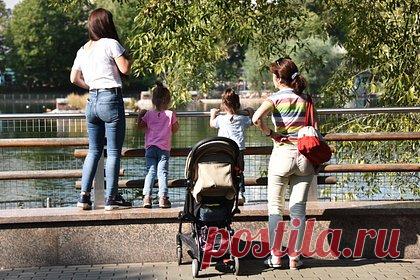 Госдума одобрила использование маткапитала на реконструкцию дома. Россиянам могут разрешить использовать маткапитал для реконструкции дома блокированной застройки. Речь о жилых зданиях, которые находятся в одном ряду с другими домами и имеют с ними общие боковые стены. Соответствующий законопроект рекомендовал принять в первом чтении комитет Госдумы по вопросам семьи, женщин и детей.