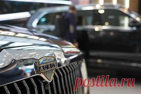 Султан Малайзии захотел купить российский автомобиль. Новый султан Малайзии Ибрагим Ибни Альмархум Султан Искандар захотел купить автомобиль российского люксового бренда Aurus. По словам посла РФ Латыпова, верховный правитель Малайзии предпочитает самостоятельно ездить за рулем своих автомобилей, кроме официальных выездов.