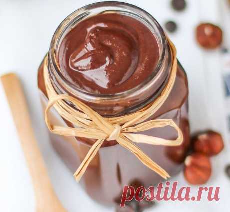 Как приготовить шоколадную пасту Нутелла - рецепт домашней Nutella

Думаю, многие из нас, ну, или точно кто-то из наших близких, просто обожают это ореховую сладость. Да, это очень вкусно, но все-таки не очень полезно, а давайте приготовим этот продукт сами и сведем его «вредности» на минимум. 

Ведь в домашней Nutella нет никакого пальмового масла, не используется в ее приготовлении ни мука, ни усилители вкуса. И мы можем зорко следить за чистотой процесса.