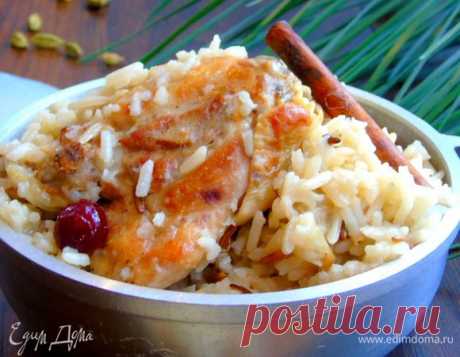 Курица с кардамоновым рисом . Ингредиенты: куриные бедра, лук репчатый, черника Рецепт из книги Jerusalem от Йотам Оттоленги. Нежная курочка и просто потрясающий рис, пропитанный куриным наваром и восточными пряностями. Вкусное, уютное, домашнее блюдо. В оригинале используется сушеная черника, можно заменить на изюм или клюкву.