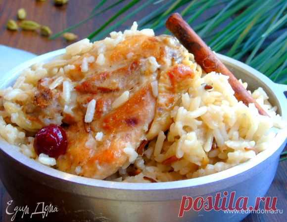 Курица с кардамоновым рисом . Ингредиенты: куриные бедра, лук репчатый, черника Рецепт из книги Jerusalem от Йотам Оттоленги. Нежная курочка и просто потрясающий рис, пропитанный куриным наваром и восточными пряностями. Вкусное, уютное, домашнее блюдо. В оригинале используется сушеная черника, можно заменить на изюм или клюкву.