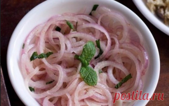 Маринованный лук в банке: Узнала об этом рецепте у шеф-повара на Мальдивах 
        В нашей семье теперь такая банка улетает за неделю!
Лук красный — 4 штСахар — 3 ст.ложкиСоль — 1/2 ст.ложкиВинный уксус — 50 млВода — 200 мл.Черный перец горошком — 5 шт
Самый презентабельный…