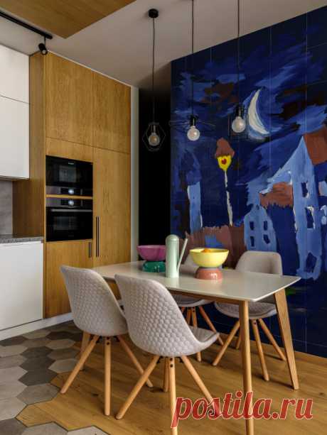 Houzz тур: Квартира для семьи — с рисунками сына на стенах Единые материалы, остеклённые перегородки и яркие детские