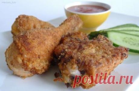 Хрустящая жареная курица Встречайте Хрустящую Жареную Курицу. Я перепробовала множество вариантов панировки пытаясь добиться и хорошего вкуса, и хруста. Этот - один из лучших! Причем надо сказать, что курица лишь обжаривается в масле на сильном огне, до готовности она доходит в духовке, поэтому панировка не становится...