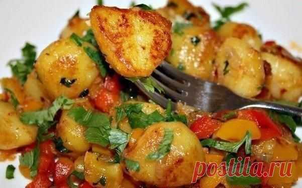 Новости
Острая картошка с болгарским перцем
▬▬▬▬▬▬▬▬▬▬▬▬▬▬▬▬▬▬▬▬▬▬▬▬▬▬▬▬
Ингредиенты:
- 1,5 кг картошки
- 2 болгарских перца (у меня был красный и желтый)
- 2 средних луковицы
- 2-3 дольки чеснока
- 1 стручок чили
- 1 ст. ложка уксуса (я использую яблочный)
- 1 ч. ложка паприки
- 1 ч. ложка тмина
- 4-5 ст. ложек оливкового масла
- соль
- перец
- петрушка