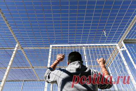 Бывшего офицера спецслужб Асада приговорили к пожизненному за массовые убийства. Суд города Кобленц в Германии приговорил к пожизненному заключению бывшего офицера спецслужб президента Сирии Башара Асада, сообщает «Русская служба Би-би-си». По версии прокуратуры, за два года по приказу осужденного 4 тысячи человек из числа оппозиционеров были убиты или подвергнуты пыткам и изнасилованиям.