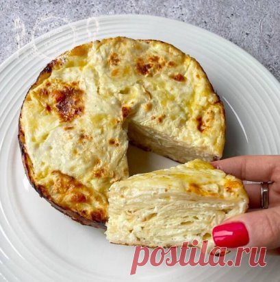 #рецепт
ОЧЕНЬ ВКУСНЫЙ ПП-СЫРНЫЙ ПИРОГ 
Ингредиенты:
Для теста:
200 гр творога
100 гр сыра
150 гр лаваша
2 яйца
100 мл молока
Приготовление:
Сыр трём на терке, добавляем к нему яйца и творог. Хорошо перемешиваем 
Заливаем молоком и ещё раз хорошо перемешиваем
Рвём лаваш на произвольные кусочки небольшого размера. Добавляем в общую массу и тоже перемешиваем
Выпекаем при 180° до румяной корочки 25-30 минут (я брала форму 16 см)
Приятного аппетита