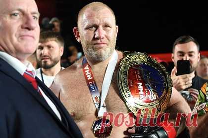 Харитонов предложил Александру Емельяненко бой на голых кулаках. Российский боец смешанного стиля (MMA) Сергей Харитонов вызвал на бой Александра Емельяненко. Спортсмен предложил оппоненту подраться на голых кулаках без судьи. «Правила — не бить в пах, не тыкать в глаза, но чтобы не было рядом рефери и нам дали хотя минут 20 боя без остановки», — добавил Харитонов.