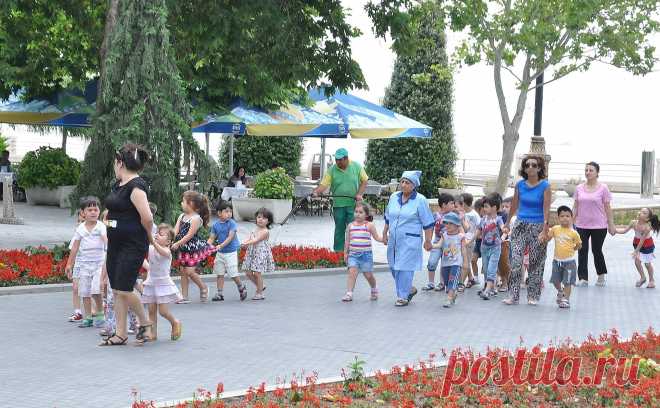 Маленькие бакинцы на прогулке по Приморскому бульвару