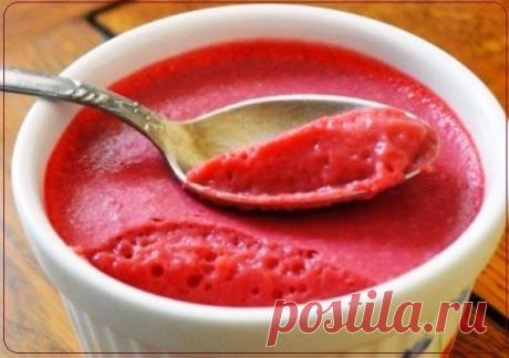 Клубничный мус - исключительно прохладное, невесомое и очень вкусное лакомство, просто взорвет настроение дня. 
Рецепт »> https://vkusnej.ru/klubnichnyj-mus/