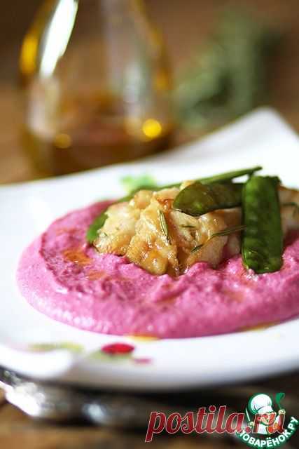 Рыба, глазированная медом и соевым соусом со свекольным пюре.