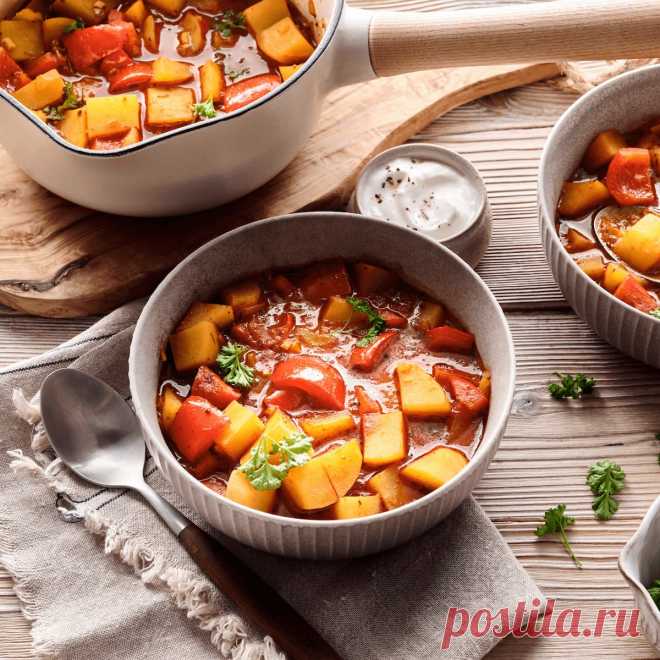 Kartoffelgulasch Was kann man aus Kartoffeln besseres kochen als dieses leckere Kartoffelgulasch? Probiere es mit dem REWE Rezept direkt selbst aus!