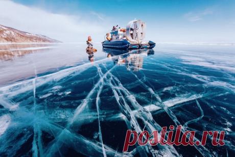 Прогулка по замерзшему Байкалу | Чёрт побери Фотограф Кристина Макеева, планируя свое путешествие, даже не подозревала, какой Байкал замечательный, величественный и сказочный. Свое восхищение девушка выразила в этих великолепных снимках.     Байкал впечатляет.  Это самое глубокое и чистое озеро на Земле.  «Когда мы планировали поездку, мы даже не подозревали, насколько озеро замечательное, величественное и сказочное».  «Мы были так очарованы красотой озера, что не почти не...