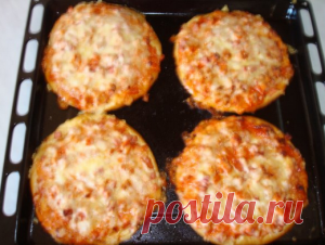 Мини - пиццы с фаршем и грибами для завтрака.