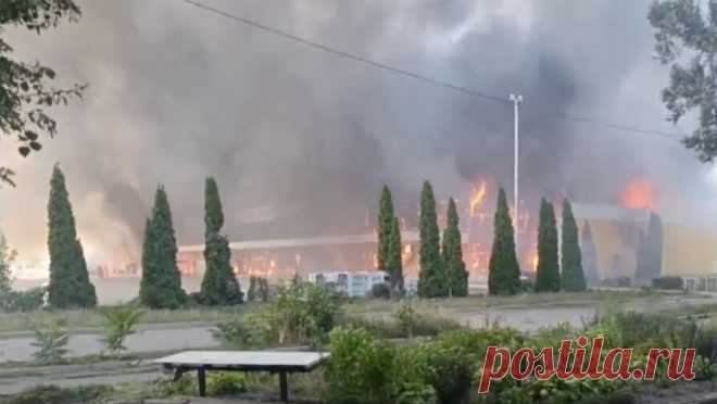 В Донецке продолжают разбирать завалы после пожара в ТЦ. Разбор завалов после пожара в торговом центре "Галактика" в Донецке продолжается, здание полностью разрушено. Об этом сообщает РИА Новости со ссылкой на главу Донецкой народной республики Дениса Пушилина. Политик отметил, что ...