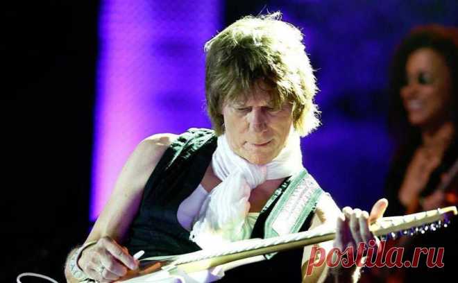 Умер «гитарный бог» Джефф Бек. Беку, который пришел в Yardbirds на смену Эрику Клэптону, было 78 лет, он умер 10 января. Незадолго до смерти гитарист заразился бактериальным менингитом, сообщили его представители