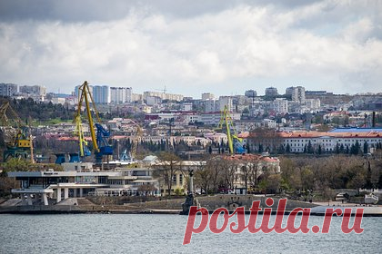 В Севастополе приостановили движение морского транспорта. Морской пассажирский транспорт в Севастополе приостановил движение из-за неблагоприятных погодных условий. Паром и катера в местной бухте не работают с утра субботы, 23 декабря. Отмечается, что на площадях Захарова и Нахимова организовано сообщение маршрутных автобусов, которые соединяют две части города.
