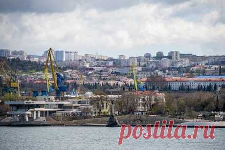 В Севастополе приостановили движение морского транспорта. Морской пассажирский транспорт в Севастополе приостановил движение из-за неблагоприятных погодных условий. Паром и катера в местной бухте не работают с утра субботы, 23 декабря. Отмечается, что на площадях Захарова и Нахимова организовано сообщение маршрутных автобусов, которые соединяют две части города.
