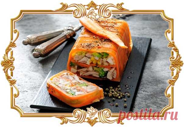 #Заливное из курицы в моркови. Выглядит фантастически!

Чтобы удивить своих гостей, просто «заверните» привычную #закуску в тончайшие ломтики овощей.

Время приготовления:
Общее: 7 ч.
Активное: (требуется ваше участие) 1 ч.

Ингредиенты:
Куриное филе 400 г.
Вода 1 500 мл.
Лук 1 штука.
Корень петрушки 20 г.
Душистый перец 4–5 горошин.
Лавровый лист 2–3 штуки.
Соль по вкусу.
Быстрорастворимый желатин 15 г.
Длинная морковь 3 штуки.
Брокколи замороженная 200 г.
Консервированна...