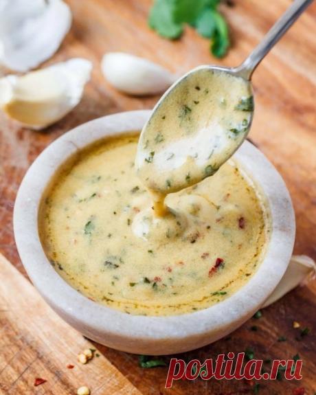 Идеальный соус к мясу Ингредиенты:Сливочное масло, растопить — 250 млСок ½ лимонаЧеснок, измельчить — 2 зубчикаЛук-шалот — 1 шт.Дижонская горчица — 2 ст. л.Хрен — 1 ст. л.Кайенский перец — щепоткаПаприка — ¼ ч. л.Свежая петрушка, измельчить — 2 ст. л.Перья...