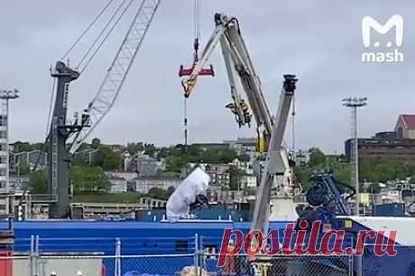 Опубликовано видео с обломками взорвавшегося в Атлантике батискафа. В сети появилось видео, на котором можно рассмотреть обломки взорвавшегося в Атлантике батискафа «Титан». Соответствующий ролик опубликовал телеканал CBC. На опубликованных кадрах видно, как подъемный кран спускает остатки каркаса аппарата к земле, где к ним подходят люди в спецодежде.