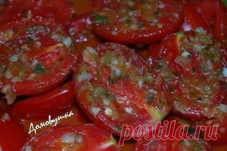 Быстрые помидоры по-корейски

Отличная закуска, которая радует любой праздничный стол - помидоры по корейски. Делается быстро и легко. Вкусно!

Ингредиенты:

-2 кг помидор порезать крупно (пополам)
-4 шт. болгарских перца
-2 головки чеснока
-зелень

Заправка:

-100 гр. уксуса
-100 гр. растит. масла
-100 гр. сахара
-2 ст. л. соли.

Приготовление:

Перец, чеснок (слова автора: я добавляла 2 шт. горького перца) перекрутить на мясорубке . Перемешать. Зелень порезать.
Укладыват...