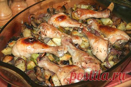 Куриные голени, запечённые с грибами и овощами

Вкусное и сытное блюдо, готовится очень просто, а уж когда ждёшь гостей, то просто палочка-выручалочка!
При запекании можно использовать не только голени, но и целые окорочка.

Ингредиенты:

● 8 куриных голеней
● 11 средних шампиньонов
● 13 кочанчиков брюссельской капусты
● 1 крупная красная луковица
● 7 шт небольшого картофеля
● соль, свежемолотая смесь перцев, тимьян
● оливковое масло

Приготовление:

Часть картофеля нареза...