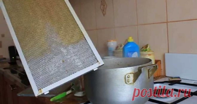 Доступный способ, как отчистить вытяжку от слоя жира, не прилагая особых усилий Вытяжка на кухне – вещь очень полезная. Она позволяет быстро очистить воздух. Любая хозяйка знает о том, что готовить некоторые блюда без помощи «воздушного пылесоса» не очень-то комфортно и приятно. Проблема заключается лишь в том, что с течением времени вытяжка засоряется и ее приходится чистить. Если не знать простых способов, то подобная процедура может отнять немало сил и времени.