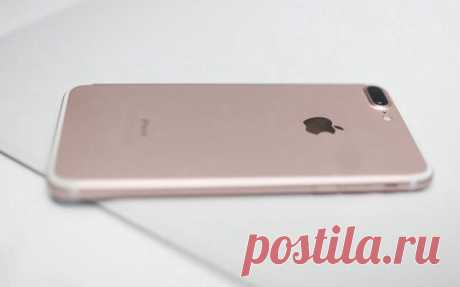 8 инноваций iPhone 7, которые Apple позаимствовала у Android 1. Влагозащищенный корпус Долгое время идею пыле- и влагозащищенных устройств продвигала компания Sony. Ее флагманы из серии Xperia получили подобную защиту много лет назад. Позже в дело вступила Samsung, смартфоны которой могут похвастаться защитой от воды по стандарту IPX8. iPhone 7 и iPhone 7 Plus получили защиту от воды классом ниже IPX7. Устройства Apple водостойкие, но не водонепроницаемые. 2. Стереозвук Двумя основными…