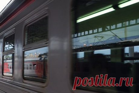 В Москве женщину сбила электричка на глазах у восьмилетней дочери. В Новой Москве женщину сбила электричка на глазах у восьмилетней дочери. Трагедия произошла вечером 9 октября недалеко от железнодорожной станции Мичуринец. 33-летняя приезжая из Калуги решила перейти пути не по переходу вместе с ребенком и попала под электричку. Машинист пытался затормозить.