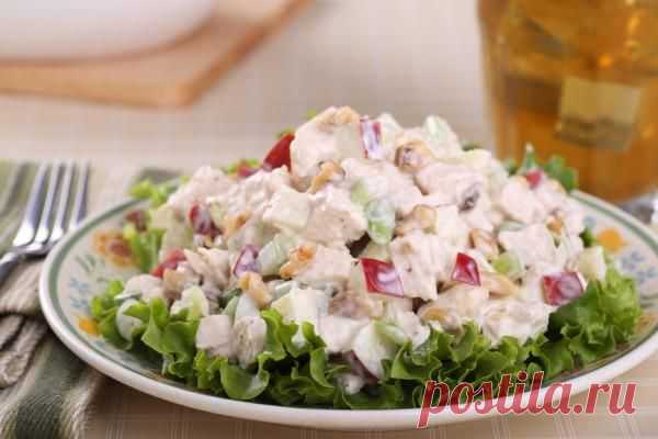 Салат из курицы с яблоками и орехами.