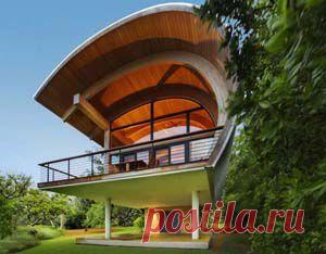 С тех пор, как Ной построил 1-й дом-корабль, прошло немало лет. И все-таки и современные дизайнеры задумываются про то, как сделать жизнь в современном жилище не опасной и комфортной.

Разве не романтична жизнь на побережье, и разве не успокоят душу сверкающие блики утреннего солнца, которые увидишь на прозрачной глади крохотного ручейка или очень большого океана, пробудившись утром?
Главное достоинство гостевого домика Casey Key Guest House, спроектированного американской архи